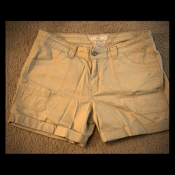 Levi’s Khaki Shorts - Picture 1 of 4